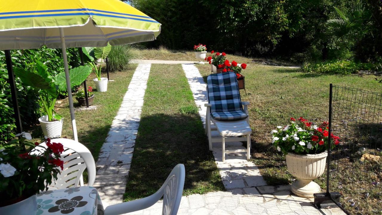 Apartment Nena- Apartman Sa Posebnim Ulazom U Prizemlju, Terasom I Zelenom Okucnicom Rakotule Екстериор снимка